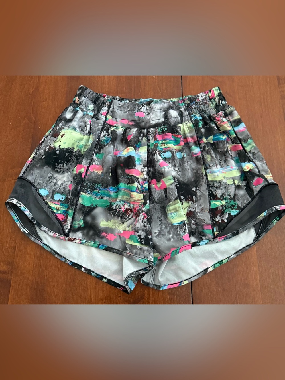 Lululemon Hotty Hot 2.5” shorts multi graphite